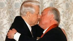 Ващета,наоборот. Это Леонид Ильич очень любил взасос целоваться. По русски,троекратно..
 Это,кстати,вообще традиция российского правительства. .