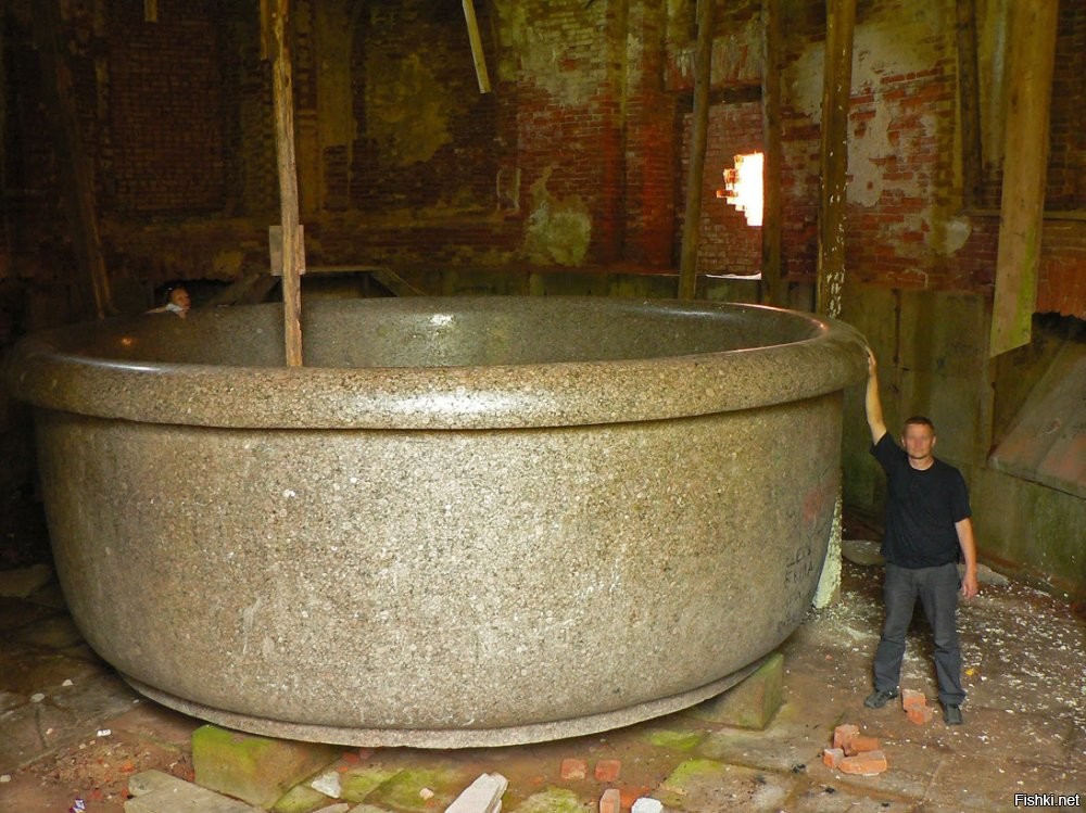 Царь-ванна   ванна, сделанная из цельного гранита, весом 48 тонн, высотой 1,96 метра, диаметром 5,33 метра и глубиной 1,52 метра. Находится в Баболовском дворце в Царском селе.