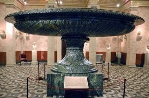 Большая Колыванская ваза. 2.5м высота, диаметр 5м, 19т вес. В 1843г изготовлена на Алтае, в 1849г установлена в Эрмитаже. Давно это было.
Зело искусны и мастеровиты были предки наши