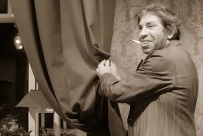 От чего это у вас шрам на лбу? Потрудитесь объяснить даме?
  Я на колчаковских фронтах ранен.

"Собачье сердце"