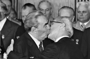 Это Хонеккер нашего Брежнего развратил.