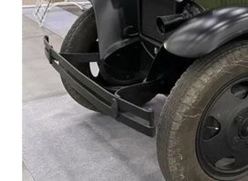 Вот это и есть бампер. 
Который защищает машину и кошелёк владельца, в случае не очень сильного удара. 

А не современная пластиковая хрень, стоящая как полкрыла от Аэрбаса.