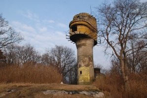 Пару лет назад отдыхали в Калининградской области.
Съездили в Балтийск (бывший Пиллау). Идя по набережной видели насколько ДОТов и наблюдательных пунктов. В итоге рядом с вышкой для корректировки стрельбы (см фото) нашли вход в систему бункеров. Залезли туда, оказалось, что все доты соединены подземным ходами. Внутри конечно все разорено, но очень интересно, там целый городок, со спальнями, туалетами, кухнями и т.п.