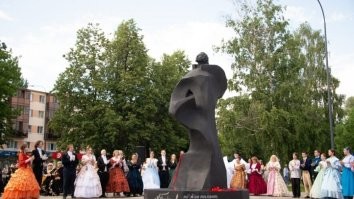У нас поставили памятник, но лучше бы не ставили! Это просто треш какой то. Какая то хрень с головой поэта.