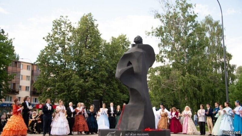 У нас поставили памятник, но лучше бы не ставили! Это просто треш какой то. Какая то хрень с головой поэта.