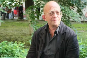 покойный Леонид Володарский (земля ему пухом, сколько всего озвучил), не был похож на  "сильвестра в столовой", но озвучивал РОККИ2. Еще «Звездные войны: Эпизод 5   Империя наносит ответный удар», и много чего очень многого у него в копилке. Пусть эти фанатки ускоглазых заткнутся.