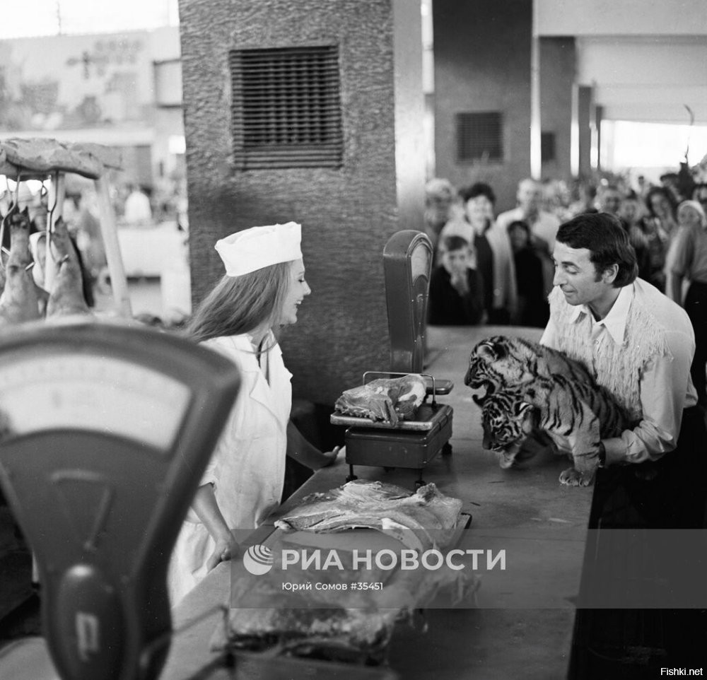 Дрессировщик Степан Денисов с тигрятами выбирает мясо для питомцев на рынке, ...
