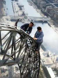 А с земли зажигать свет на башне совсем невозможно?