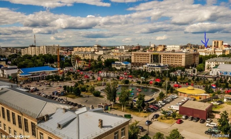 Тюмень, вид на центр, 1955 и 2015. Синяя стрелка бывший обком КПСС (строящийся) и администрация области в бывшем обкоме.
