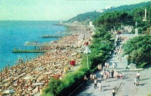 1. Ялтинский бассейн с подогревом, работавший круглый год ( СССР ).
2. Ялта. Начало Приморского парка. ( справа за кадром гостиница "Ореанда" ).