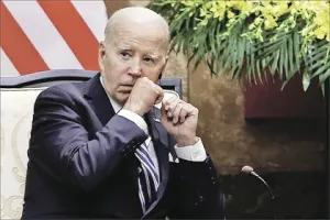 Ну это ничего, это же птичка, только возле белого дома! В самом белом доме никого давно уже не удивляет, что на президента мухи садятся. Вот прям тянет этих мух на президента, хоть ты тресни!