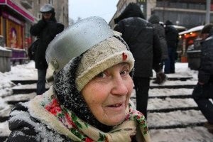 А не такие ли бабушки скакали на Майдане?