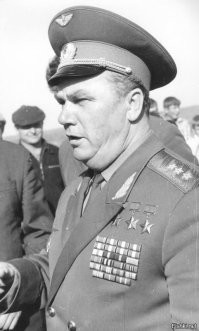 Иван Кожедуб во время визита в Валуйский район Белгородской области. Автор фото – мой дед, Пётр Трифонович Курганский (редакция газеты «Звезда» города Валуйки). Конец семидесятых годов.