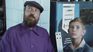 Прочитал комментарии и прифигел. Такое ощущение, что никто из комментаторов завода в глаза не видел, а максимум знаний - это УПК в советские времена, да выезд на картошку.
 Сейчас приходит на работу взрослый мужик и его стажируют от 3 до 6 месяцев.
 В какие каникулы можно уложиться с таким сроком стажировки? Тем более на "опасных и вредных"?