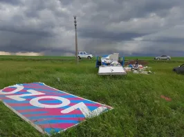 В челябинской области около десятка посёлков остались без света.
Вот, Газель ещё смерч разобрал...