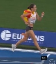 Это испанка. И она тоже БЕЖИТ.