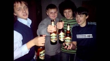 На героя видео просто накатила ностальгия!
(30 лет назад. Он на фото в серой рубашке)