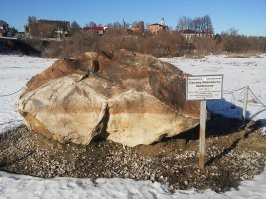 Автор, кем забыт???
- В честь Челюскина названа самая северная точка материка Евразия   мыс Челюскин.
- Северная часть Таймырского полуострова в 1967 году названа полуостровом Челюскин.
- В устье Таймырской губы Карского моря, в которую впадает река Таймыра, лежит остров Челюскина.
- В Московской области в честь него назван посёлок, станция Ярославской железной дороги.
- Его именем назван посёлок в Суземском районе Брянской области.
- В Лутугинском районе Луганской области в честь него назван посёлок.
- В 1933 году в его честь был назван новый пароход «Челюскин», ставший позже знаменитым.
- Средний разведывательный корабль «Семён Челюскин» проекта 850 в составе Черноморского и Тихоокеанского (с 1977 года) флотов ВМФ СССР и России, на службе в 1966 1993 годах.
- Именем С. И. Челюскина назван самолёт VP-BTC «Аэрофлота» модели Airbus A320-214
- В посёлке Арсеньево Тульской области установлен бюст в честь русского «Колумба Арктики».
- В 2013 году на родине С. И. Челюскина в селе Мишина Поляна в знак памяти о нём установлен поклонный крест.
- В 2018 году вышел фильм «Первые», в котором показано участие С. И. Челюскина в экспедиции Ленско-Енисейского отряда. В роли Челюскина   Евгений Ткачук.
