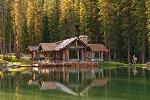 Примерно в таком бы жить не отказался, свежий воздух, лес, вода, вдали от шума дорог.Хочешь рыбку полови, хочешь грибов пособирай, поохоться, опять же лес вокруг, значит камин, а как красиво будет зимой.
