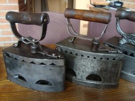 Продаются рядом с беспроводными утюгами.