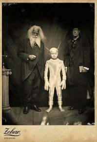 Это не историческое фото, а работа современного фотохудожника по имени Stephen Berkman.