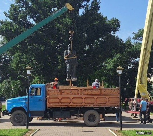 Украинские власти снесли памятник основателю города Измаил в Одесской области



На фото видно, что памятник русскому генералу Сергею Тучкову увозят в неизвестном направлении после сноса. Город был основан в 1810 году.

Монумент был расположен в центре города.

Вандализм и разрушение зашиты в генетическом коде украинца - щирого хохла.