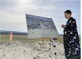 Официантка высмеяла клиента, который обедал с куклой для взрослых: после этого ее уволили