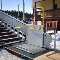 16. Эскалатор на две ступеньки - это сильно

Где автор увидел там эскалатор? Это подъемник для людей с ограниченными возможностями, панель откидывается, заезжаешь на кресле-каталке и тд, и он поднимает тебя на эти две ступеньки.