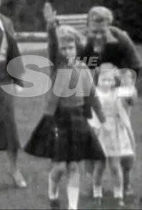 А ещё есть такие чёрно-белые фотографии этой препаскуднейшей "бабушки", когда она была девочкой: