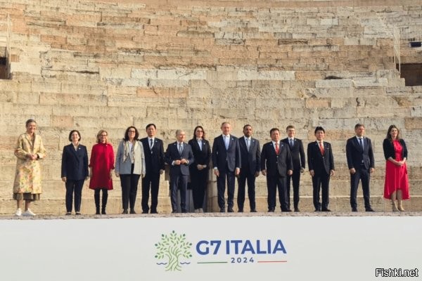 В Италии стартовал саммит G7



В Италии стартовал ежегодный, 50-й по счёту саммит лидеров стран Группы семи (G7). Встреча пройдет 13-15 июня на курорте Борго Эньяция в южной области Апулия.

Кроме лидеров стран семёрки, участие в саммите подтвердили премьер-министр Индии Нарендра Моди, президенты Аргентины и Бразилии Хавьер Милей и Луис Инасиу Лула да Силва, лидеры Алжира, Иордании, Кении, Мавритании (в качестве председателя Африканского союза), ОАЭ, Саудовской Аравии, Турции, Туниса. Приглашены председатель Еврокомиссии Урсула фон дер Ляйен, председатель Евросовета Шарль Мишель и президент Украины Зеленский.

На саммите также будут присутствовать представители нескольких международных организаций, включая МВФ и Всемирный банк. Ожидается, что саммит посетит и генсек ООН Антониу Гутерриш.

Впервые в саммите G7 примет участие Папа Римский, который приглашен для участия в сессии, посвященной искусственному интеллекту.

Основными темами встречи, как ожидается, станут конфликты на Украине и Ближнем Востоке, вопрос использования замороженных российских активов, обсуждение мер по более эффективному обеспечению соблюдения санкций, введенных против России, миграционный кризис, экономическая и энергетическая безопасность, а также развитие искусственного интеллекта и изменение климата.

Politico назвал открывшийся в Италии саммит G7 сборищем шести "хромых уток".