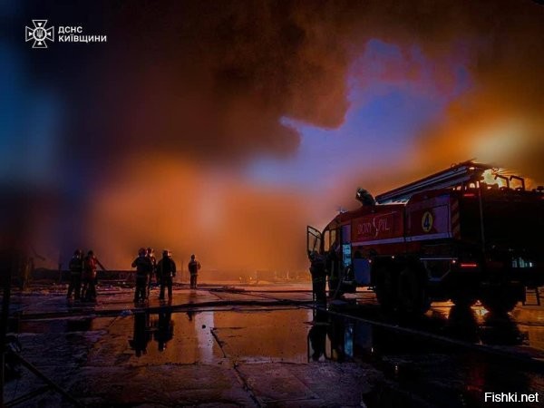 Пожар не получается ликвидировать с утра!



После сегодняшнего утреннего ракетного удара по некому промышленному объекту противника Киевская область, район Василькова пожар все еще не удается локализовать.

Огромный пожар на объекте врага после атаки свирепствует уже почти сутки: его пытаются остановить 250 человек и 111 единиц техники.

Продолжается ликвидация пожара на военно-промышленном предприятии в Киевской области, возникшего в результате ночного удара, сообщает ГСЧС Украины.

Власти снова и снова увеличивают группировку: с огнём уже пытаются справиться 250 человек личного состава, 111 единиц техники, 4 пожарных поезда.

Комментарии:
Под Киевом в Василькове продолжает что-то очень сильно гореть...

Почти сутки уже горит. С утра, как только наши ВКС нанесли удар. Вот с этого момента и горит.

Более того, пожар пока только набирает силу... Пишут, что это предприятие связанное с военкой.

Ну тогда пусть выгорает до конца. Тем более, гауляйтер местный заявил, что в результате удара то из гражданских никто не погиб.

В общем очень точно и правильно наши с утра сегодня ударили...



Продолжить нанесение ударов ВКС РФ по энергетической инфраструктуре Украины!