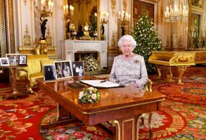 У этой бабушки позади стоит, у нее в музеях еще много чего из Египта и прочих стран. Возможно и перечисленного часть у них же.