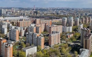 Пихают и пихают в это клочок земли размером 37х43 км... 

Нет бы, хотя бы ближайшее Подмосковье развивать, а лучше и другие города. 

У нас что, в стране места нет? 
Зачем 1/7 всей страны в Москву загонять? 

А потом строить башни "окно в окно", платные парковки и дороги. 
И хвастается, "как здорово мы всех в общественный транспорт загоняем", хотя сами, на авто разъезжают.