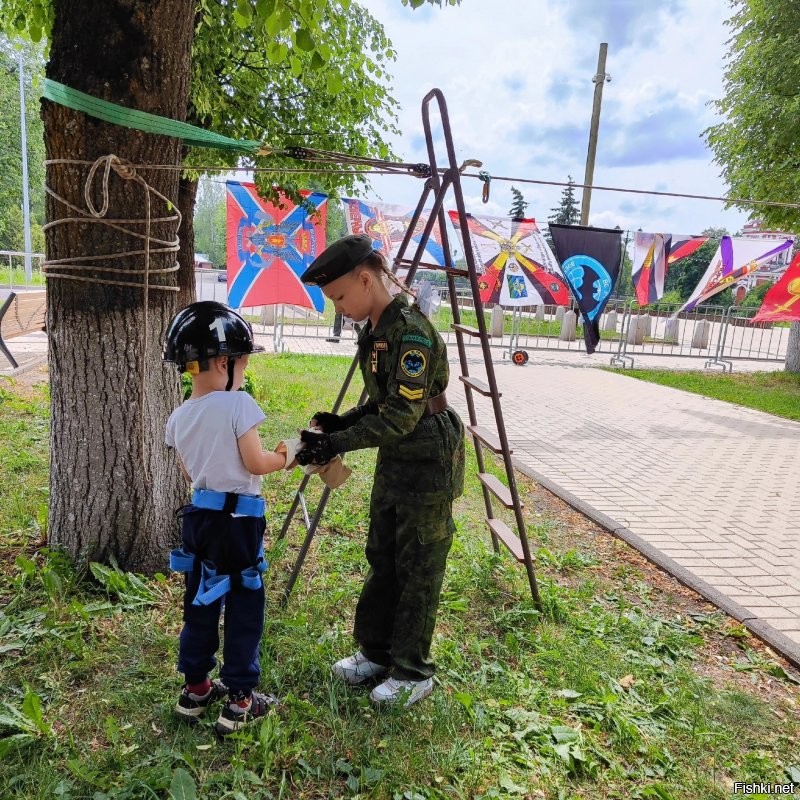 Всем нашим привет! Вчера организовали на городской площади военно-спортивные развлекалки для малышей. Это фотография нашей городской газеты. Флаг, который слева - много лет с нами, в поисковых экспедициях, теперь с моими ребятами. Победа будет за нами.