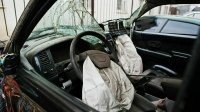 Вы, видимо, не знакомы с устройством современного руля оснащенного подушками: там между подушкой и пластиковым корпусом нет ничего. При взрыве подушки корпус "бибикалки" просто раскрывается, выпуская подушку - ничего никуда не летит. Хотя и удара самой подушки по лицу водителя хватает, чтобы изрядно его оглушить...