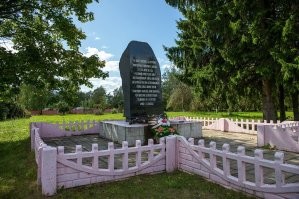 Дурость вы городите. Во время нападения Наполеона на Россию не было никакой союзной армии. Более того! Большая часть тех, кто потом и составили эту союзную армию были как раз в числе наполеоновской Великой армии. А по официальным данным на территорию Российской империи вторглись разным источникам, от 400 до 450 тысяч солдат. Всего, включая вторую линию и подкрепление, в русской кампании Наполеона со стороны Франции и её союзников принимало участие, по разным оценкам до 685 тыс. человек. Плюс хорошо укреплённые тыловые гарнизоны с продовольствием и оружием по всей Восточной Европе. В первой линии шли чуть более 250 тыс солдат. Вторая линия отставала в пешем марше на неделю и занималась оккупацией населённых пунктов, укреплений и обеспечением, а так же охраной путей сообщения. У Российской империи на западных граница было расположено две армии общей численностью Чуть больше  150тыс чел.  (130 тыс в Литве и 50 тыс в Белоруссии) и они были существенно разделены по территории, что собственно и обусловило отход. Барклай-де-Толли должен был соединиться с Багратионом и только тогда была возможность хотя бы попробовать дать сражение первой линии Наполена в 250 тыс человек. На юге страны была ещё одна армия Чичагова (55 тыс человек). Но и Наполеон и даже само русское командование на момент начала войны не могло с уверенностью учитывать эту армию, поскольку мирный договор с Турцией был подписан лишь в конце мая Кутузовым  и  то что армия освободилась и Турция вышла из союза с Францией и не будет участвовать в войне, не знал даже Наполеон.  русские армии имели около 1600 пушек, а наполеоновская около 1400. Но наполеновские пушки были современные, более совершенные и дальнобойные, тогда как в нашей армии как раз шло превооружение и многие были гораздо слабее вражеских. Так что реально силы Наполеона были столь значительны, что неудивительна его уверенность быстро "сломать хребет этому коллосу на глиняных ногах". Лишь мастерство командующих армий и мужество воинов позволило двум основным армиям соединиться и сохранить собственно армию страны. А Кутузов продолжил этот манёвр как раз с умыслом растянуть пути сообщения и истощить армию и стратега с которым он уже  имел дело и знал на что тот способен.
 Так что и Багратион, и Барклай-де-Толли именно что спасли армию и они не бежали, как вы тут наблевузгали, а отступали с боями и сдерживая вал вражеской армии, давая время подтянуться разроненным корпусам и собраться в единый кулак.
 Не знаете истории- не брешите!
 Вот обелиск  на месте боя и герой сказавший "Стоять и умирать!" вот как "бежали", знаток вы эдакий.