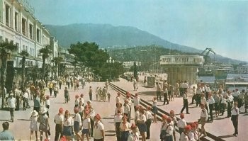Ялта. Канатная дорога на Холм Славы, Набережная, Набережная, чуть другой ракурс (видна трапециевидная будка на причале).