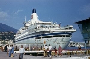 Ялта. Канатная дорога на Холм Славы, Набережная, Набережная, чуть другой ракурс (видна трапециевидная будка на причале).