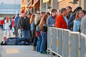 Очередь в морг за день до вступления закона в силу