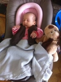 Про ребенка в первый месяц рождения это бредятина чистой воды . Вот моя , на фото ровно 3 недели .