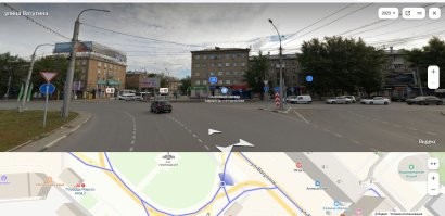 В данном месте светофор нужен именно своим красным светом, а не зеленым.

Если бы не было светофора, то стоящие на кольце вообще бы никогда не проехали, из-за постоянного потока справа. А так этот светофор их хоть иногда отсекает.

Еще раз повторю. На кольце светофоров нет. Едущие по этому кольцу уступают всем, всегда. А вот подъезжающих справа иногда останавливает светофор.

Посмотрите понараму на том же яндексе, как это выглядит для едущих по кольцу. И отдельно как это выглядит для подъезжающих справа.