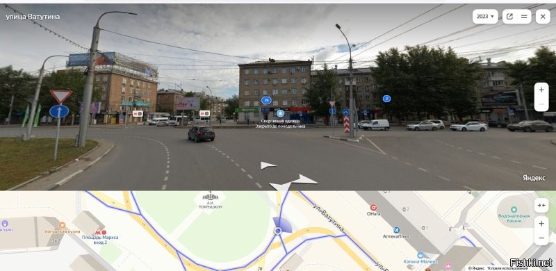 В данном месте светофор нужен именно своим красным светом, а не зеленым.

Если бы не было светофора, то стоящие на кольце вообще бы никогда не проехали, из-за постоянного потока справа. А так этот светофор их хоть иногда отсекает.

Еще раз повторю. На кольце светофоров нет. Едущие по этому кольцу уступают всем, всегда. А вот подъезжающих справа иногда останавливает светофор.

Посмотрите понараму на том же яндексе, как это выглядит для едущих по кольцу. И отдельно как это выглядит для подъезжающих справа.