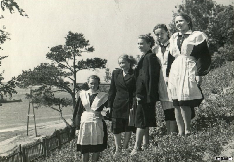 Кострома. Выпускницы  на берегу Волги. 1953г.