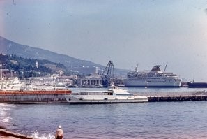 Везде Ялта.
1. Где-то на "Холме Славы".
2. Набережная
3. Площадь "Советская".
4. "Лечебный пляж" за "Ореандой".