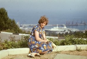Везде Ялта.
1. Где-то на "Холме Славы".
2. Набережная
3. Площадь "Советская".
4. "Лечебный пляж" за "Ореандой".