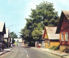 Улица в Тракае идет от центра города к замку . Кстати улица и сейчас такая же .  Последняя фотка это конец этой улицы .
