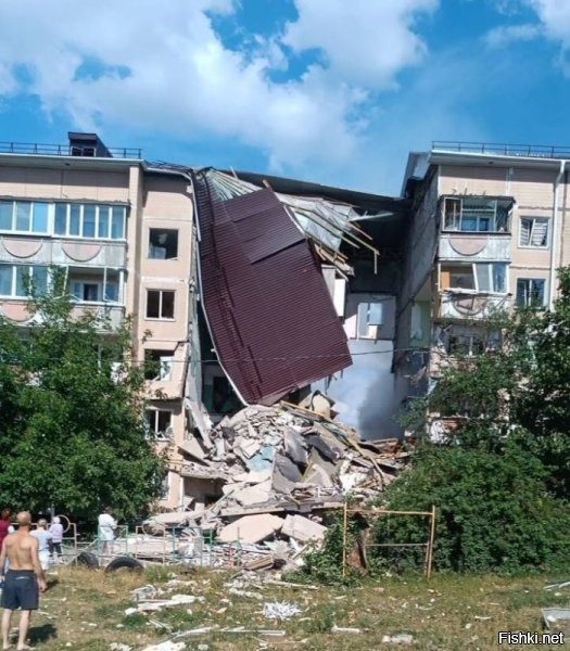 Подъезд пятиэтажного дома в Шебекино был разрушен французским боеприпасом



Стало известно, что при обстреле города Шебекино Белгородской области 14 июня террористическое государство Украина задействовало французскую управляемую авиабомбу AASM-250 HAMMER. Об этом 16 июня проинформировал общественность Telegram-канал SHOT, ссылаясь на свои источники.

Нужно отметить, что в результате действий киевского режима произошло обрушение (разрушение) одного подъезда с двумя десятками квартир в пятиэтажном жилом доме на улице Железнодорожников. Погибли 5 человек, еще 6 пострадали.



 Что касается упомянутого боеприпаса класса «воздух-земля», то о нем известно следующее. AASM-250 HAMMER – это гибрид, совмещающий в себе элементы крылатых ракет и авиационных бомб. Относится к «умным» и высокоточным боеприпасам всепогодного действия увеличенной дальности (70 км). Точность, курсовое вероятное отклонение от цели, колеблется от 10 до 1 метра. Длина боеприпаса 3,1 метра. Общая масса составляет 340 кг, вес БЧ – 250 кг (550-фунтов). Оснащается носовой системой наведения, твердотопливным реактивным двигателем и крыльями, с помощью которых планирует. На вооружении с 2007 года.

Боеприпас запускается вне зоны действия ПВО противника. Адаптирован для пусков с самолетов МиГ-29 и Су-24М Воздушных сил Украины. Ранее президент Франции Эмманюэль Макрон объявил, что Париж поставит Киеву несколько сотен AASM-250 HAMMER из расчета 50 единиц в месяц в этом году. 
 

Макрон - военный преступник, должен быть уничтожен