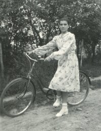 На память дорогой сестричке Зиночке от Жени. БССР д. Воеводки. 5 .03.1953г.
