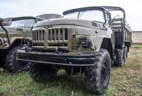 И всё-таки у автомобилей есть свои лица...
130-ый "добренький", а 131-ый "злой". И "Газончик" тоже злой...