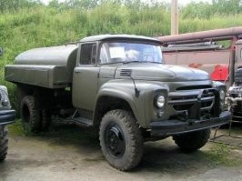 И всё-таки у автомобилей есть свои лица...
130-ый "добренький", а 131-ый "злой". И "Газончик" тоже злой...